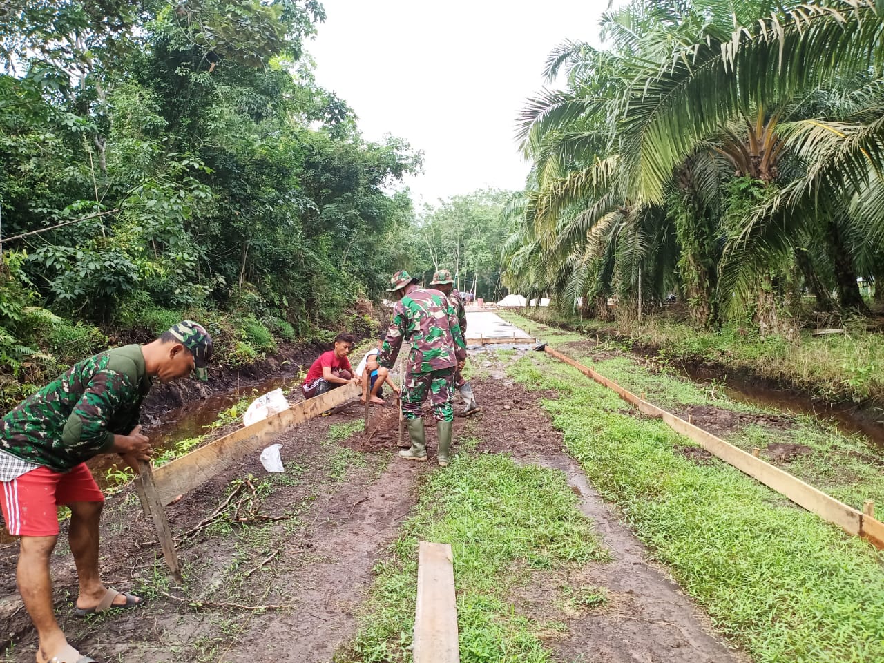 TNI Bersama Masyarakat Gotong-Royong Dalam TMMD ke 108 di Desa Api Api