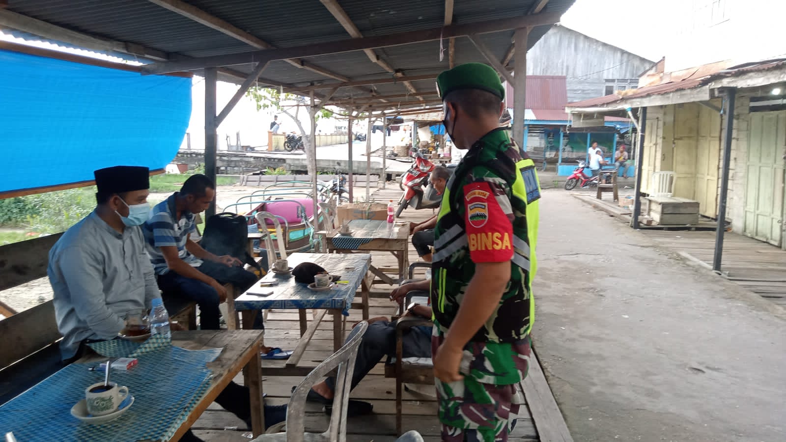 Anggota Koramil 04/Kuindra Lakukan Himbauan Untuk Tetap Menerapkan Prokes
