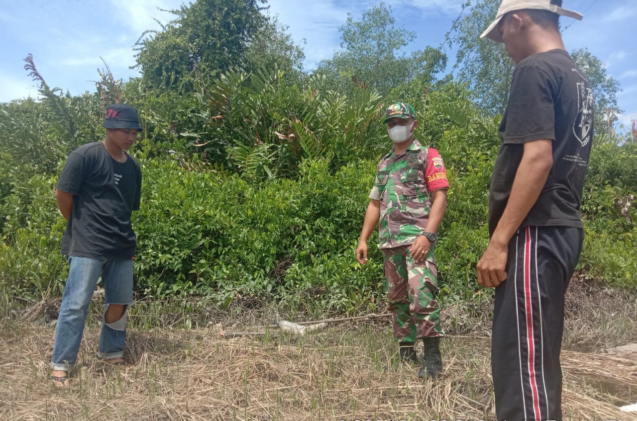 Sampaikan Dampak Karlahut Kepada Warga Oleh Serda Ronal Manalu