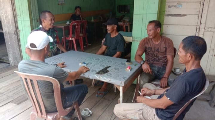 Bersama Warga, Babinsa Koramil 04/Kuindra Jalin Komunikasi Baik