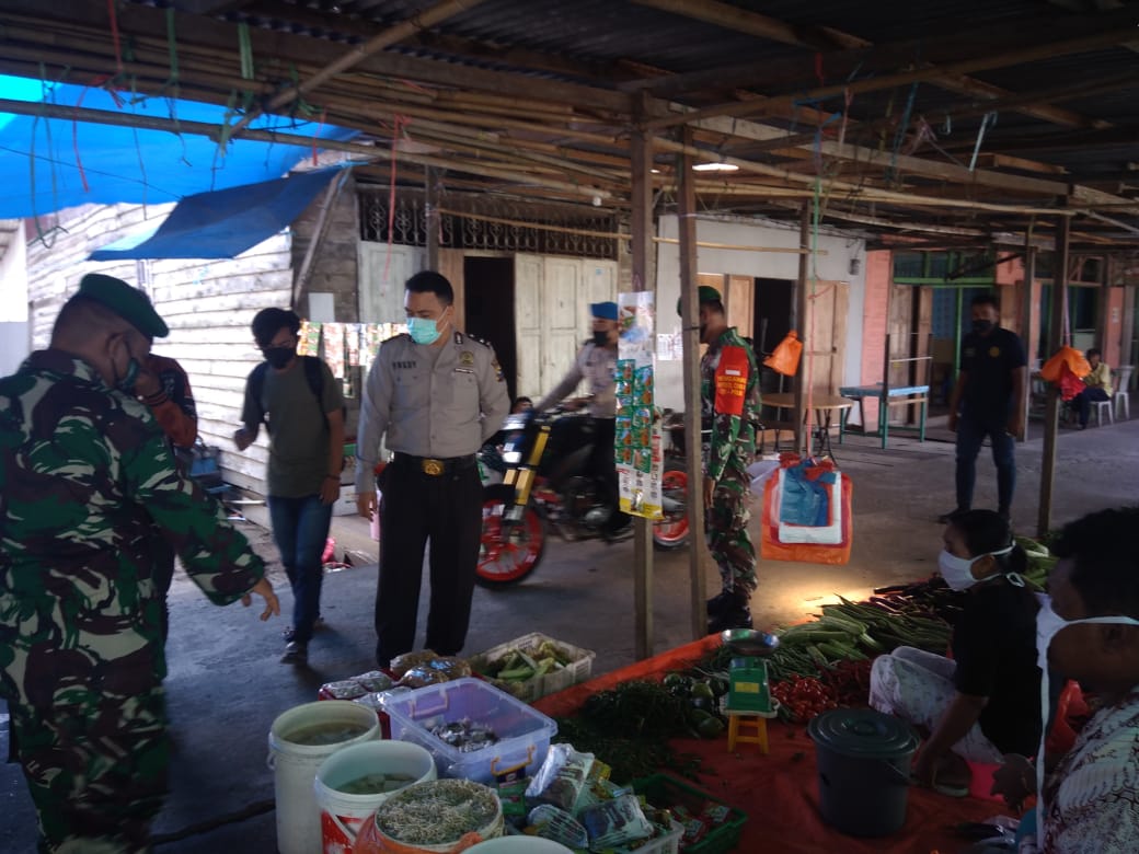Babinsa Koramil 04/Kuindra Aktip Lakukan Penegakan Protokol Kesehatan di Pasar Sapat