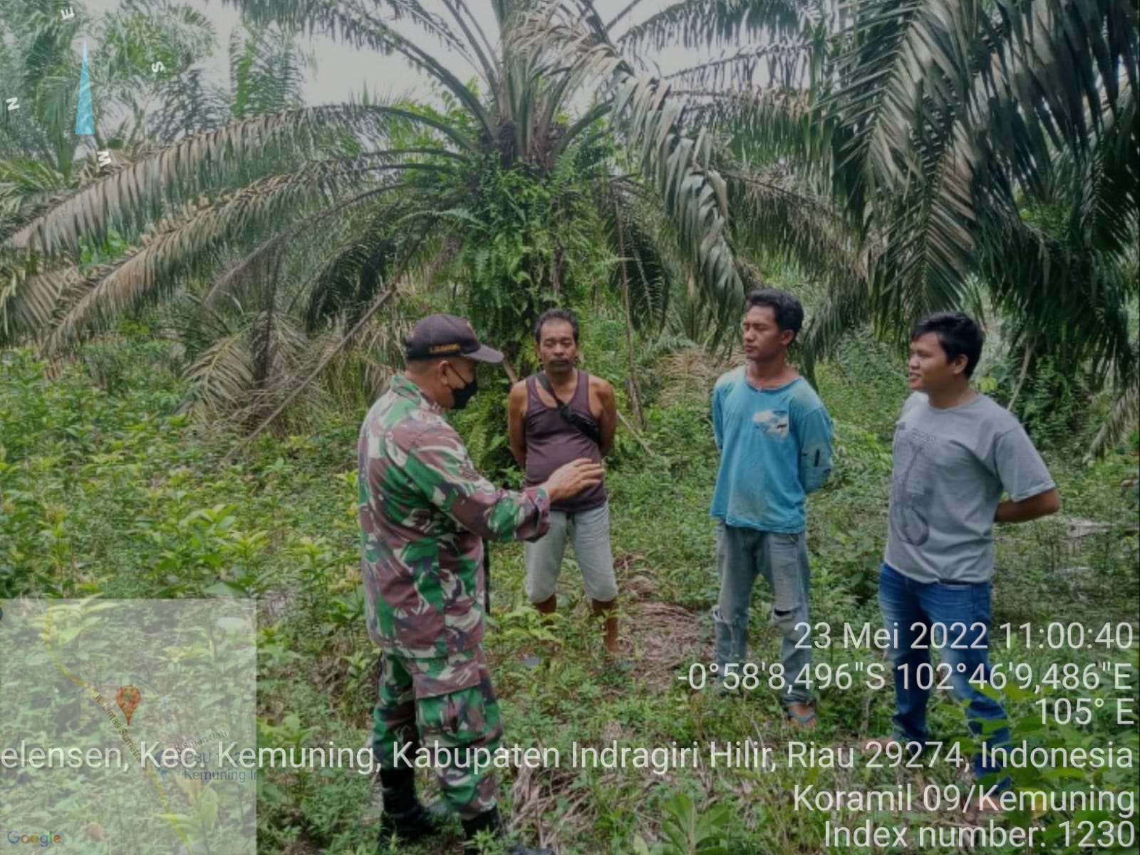 Babinsa Koramil 09/Kemuning Menghimbau Warga Untuk Lakukan Patroli dan Sosialisasi Karlahut
