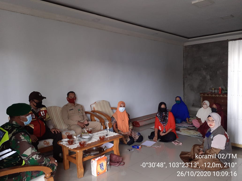 Babinsa Kawal Penyaluran PKH di Desa Tanah Merah