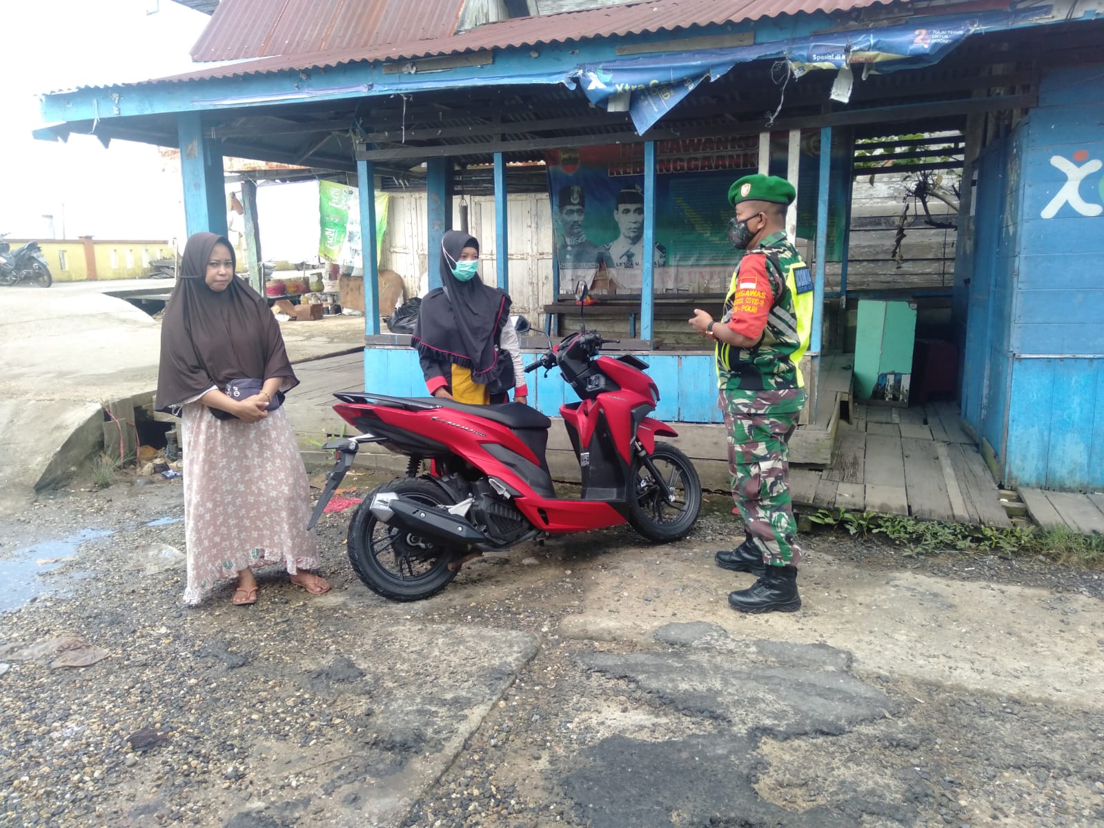 Babinsa 04/Kuindra Tetap Rutin Pantau Prokes di Tempat-tempat Umum