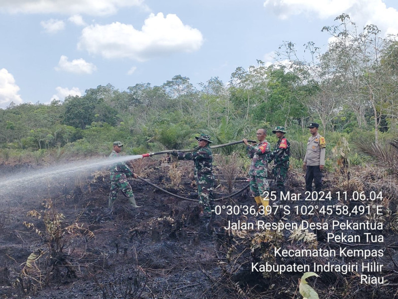 Danramil 03/Tpl Turun Langsung Lakukan Pendinginan di Lokasi Bekas Karhutla