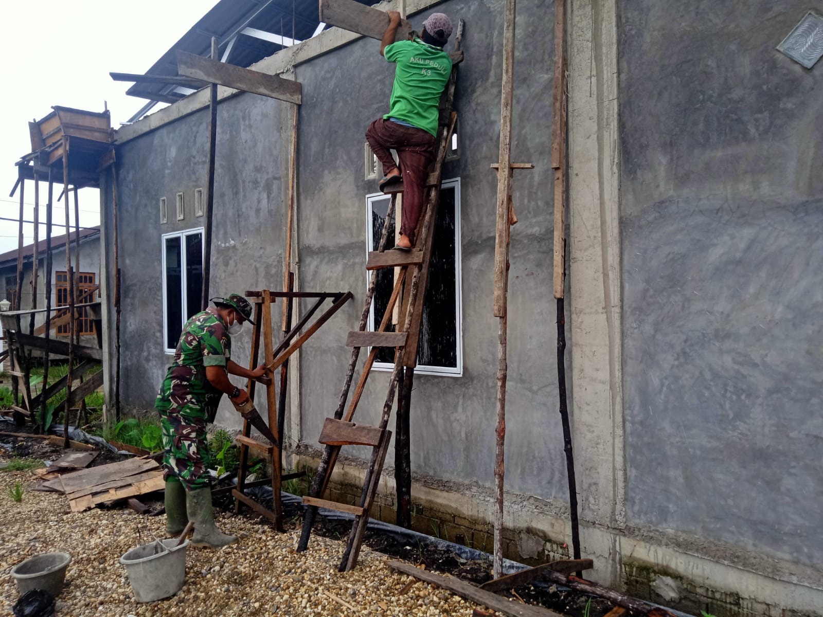 Pupuk Rasa Kebersamaan, Babinsa 04/Kuindra Goro Bersama Warga