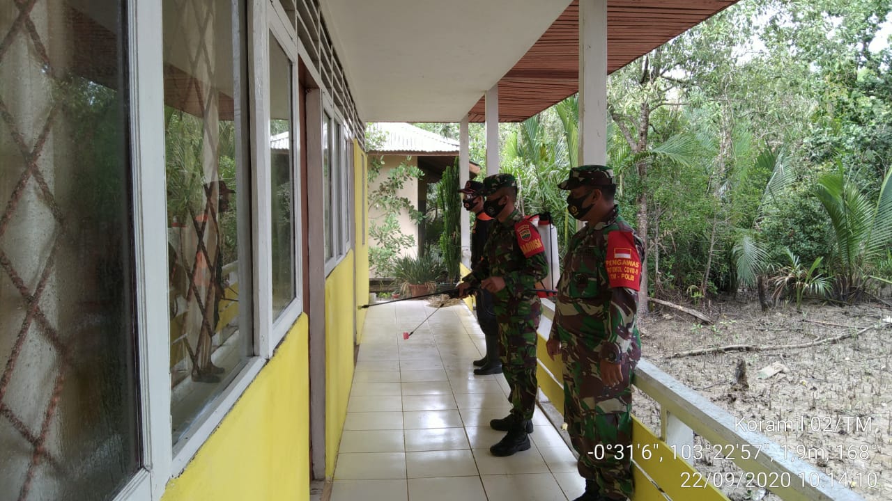 Koramil 02/Tanah Merah, Kodim 0314/Inhil Lakukan Penyemprotan Disinfektan Massal