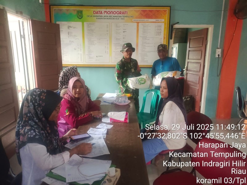 Babinsa Kopka RH Tambunan Hadiri Penyaluran Bantuan Beras di Desa Harapan Jaya, Bantu Tingkatkan Kesejahteraan Masyarakat