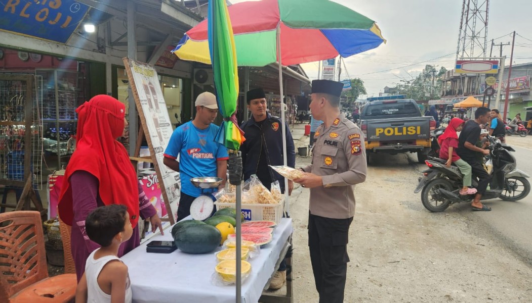 Jelang Waktu Berbuka Puasa, Kapolsek Kempas Bersama Personil Patroli Pasar Ramadhan