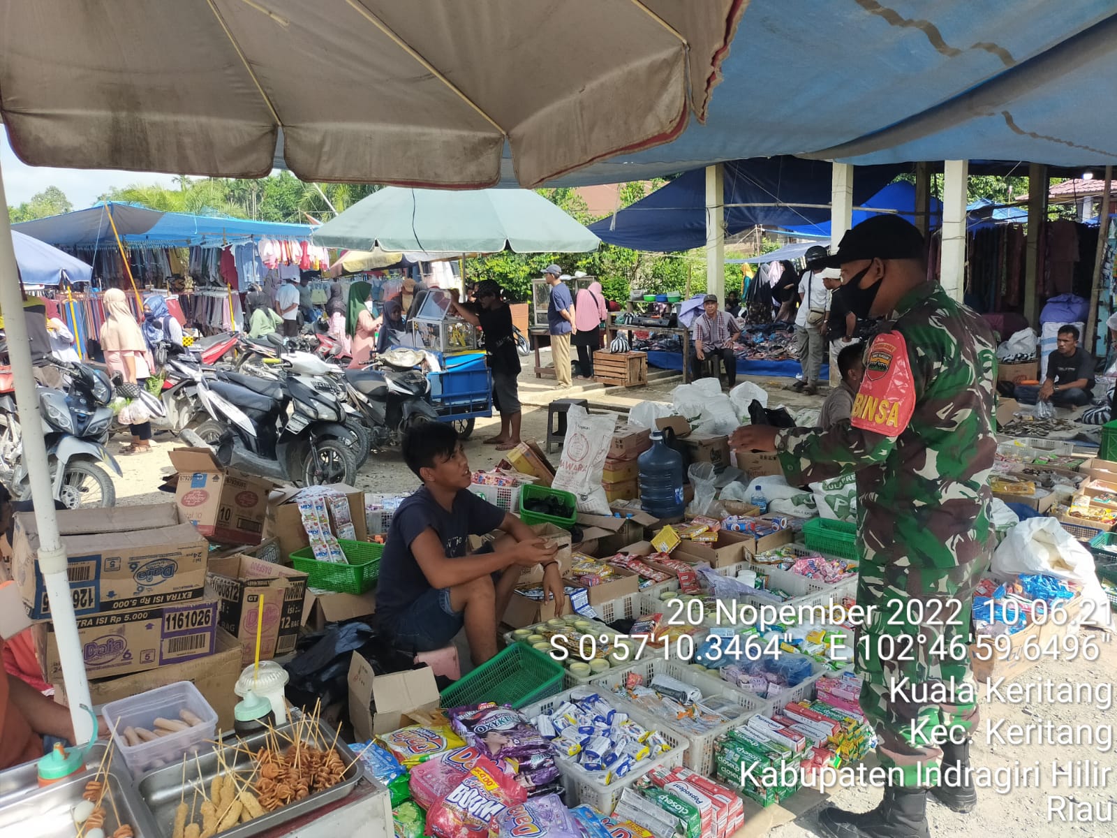 Penerapan Prokes Oleh Personel Koramil 09/Kemuning di Tempat Keramaian