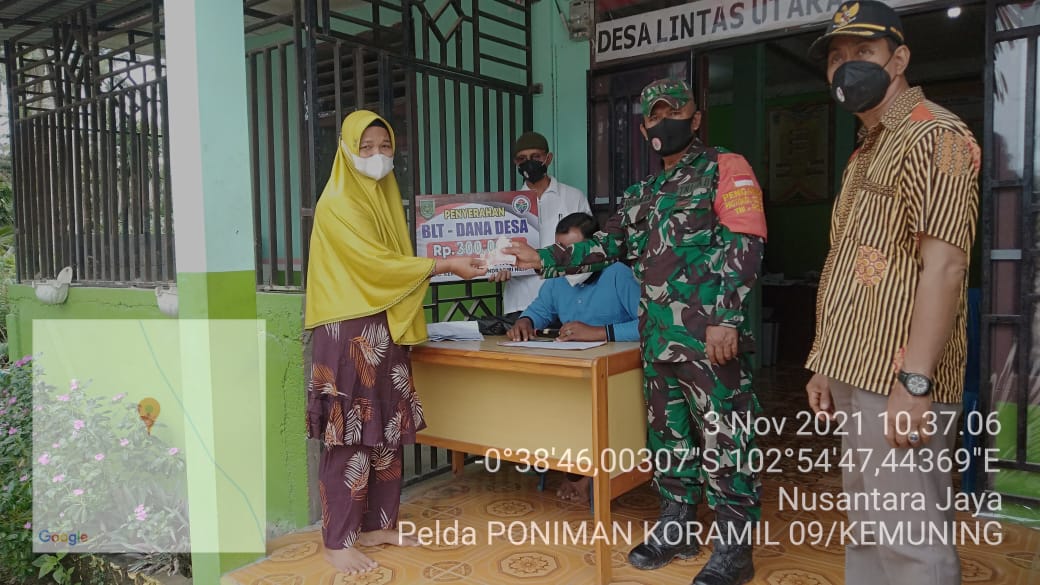 Pelda Poniman Dampingi Penyaluran BLT di Lintas Utara