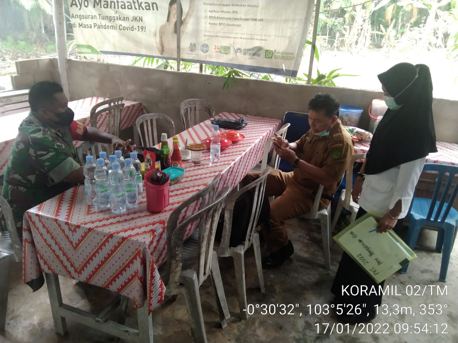 Pelihara Hubungan Baik Bersama Warga, Babinsa 02/Tanah Merah Rutin Lakukan Komsos