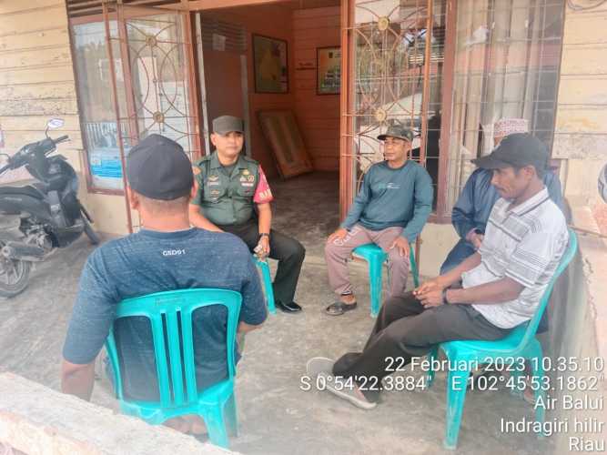 Babinsa Koramil 09/Kemuning Tegakkan Komsos Wilayah Binaan