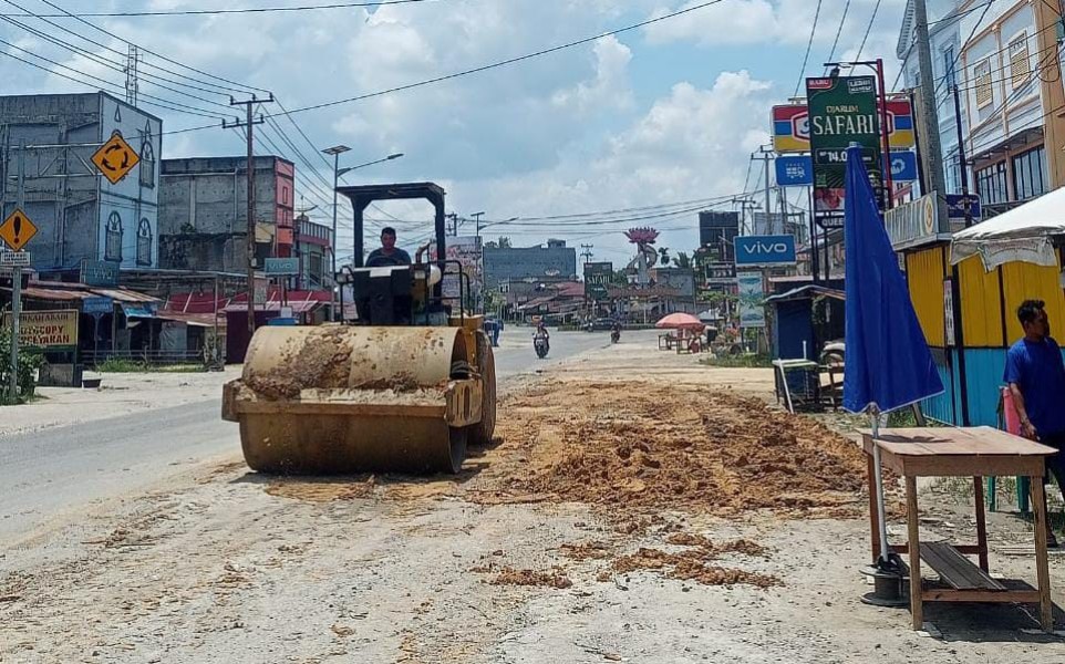 PT AMI Group Utama Perbaiki Jalan dan Pembersihan Parit sebagai Bentuk CSR di Inhu