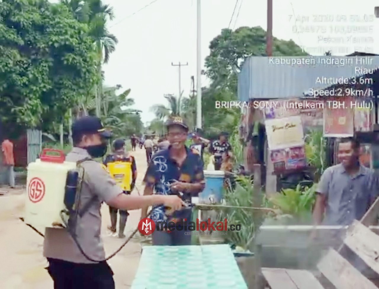 Polsek Tembilahan Hulu Bersama Tim Gugas Covid-19 Laksanakan Penyemprotan Disinfektan di Dua Desa