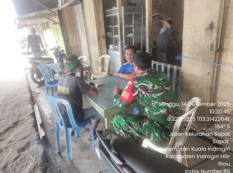 Melalui Komsos, Babinsa Koramil 04/Kdr Ajak Masyarakat Untuk Jaga Keamanan dan Ketertiban di Lingkungan