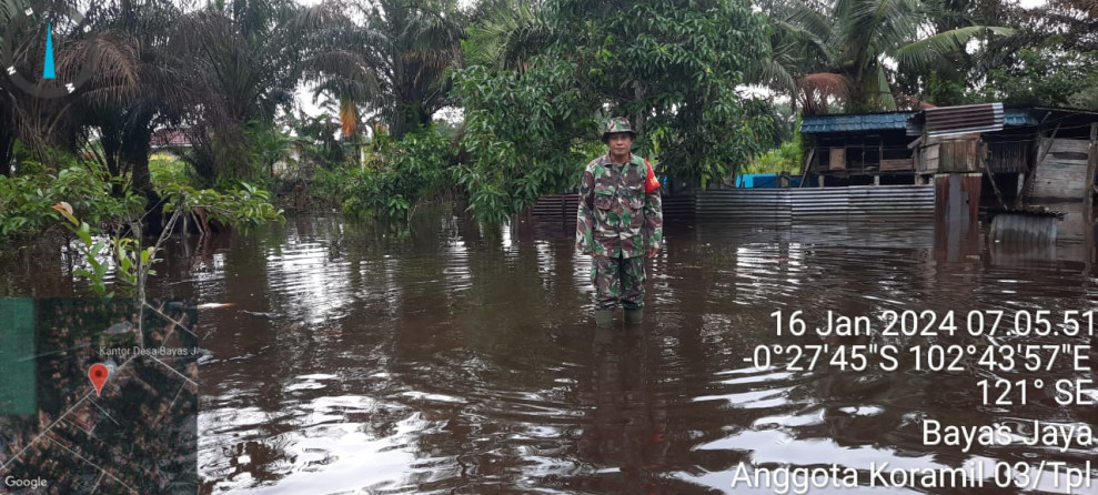 Akibat Curah Hujan Tinggi Babinsa Koramil 03/Tempuling Cek Debit Air di Wilayah Binaan