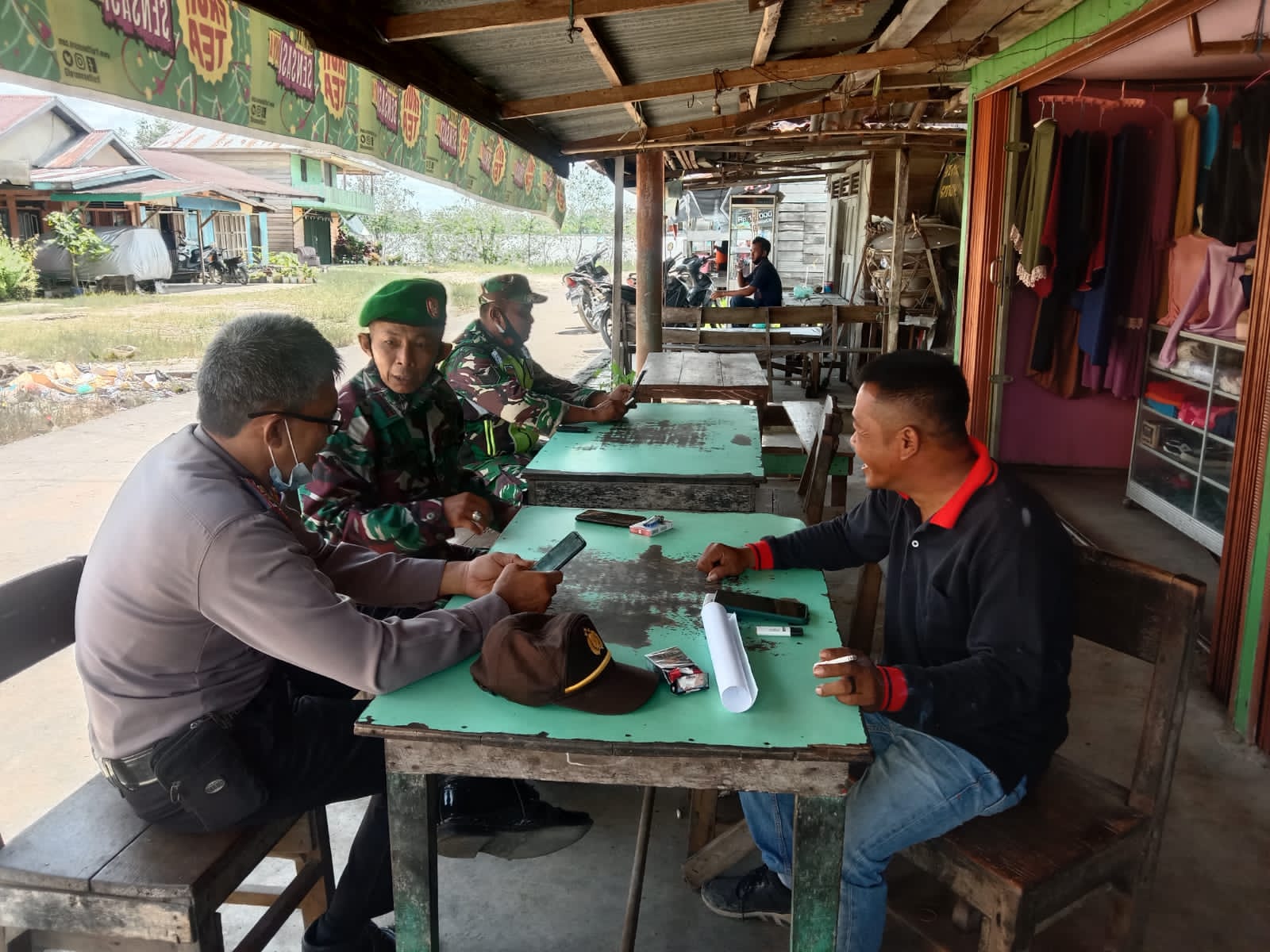 Danramil dan Kapolsek Tempuling Komsos Dengan Apdes Mumpa