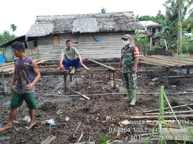 Babinsa Koramil 07/Reteh Komsos Bantu Perbaiki Rumah Warga
