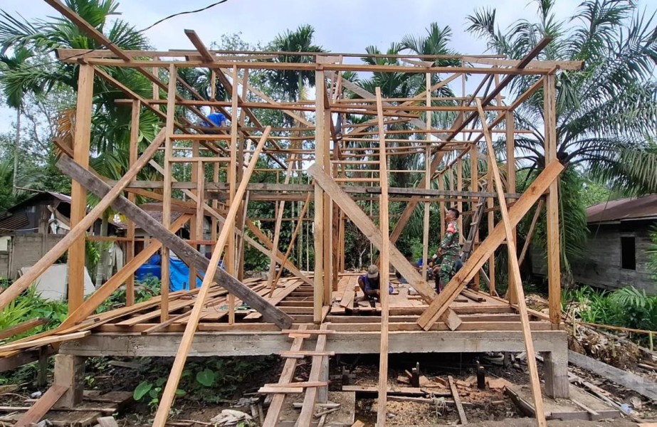 Babinsa Koramil 03/Tpl Bersama Warga Terus Bahu Membahu Lanjutkan Program TMMD Ke-123 Kodim 0314/Inhil, Rehab Rumah Tidak Layak Huni