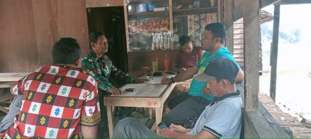 Demi Jalin Hubungan Baik, Babinsa Koramil 05/Gas Serma Nawawi Laksanakan Komsos