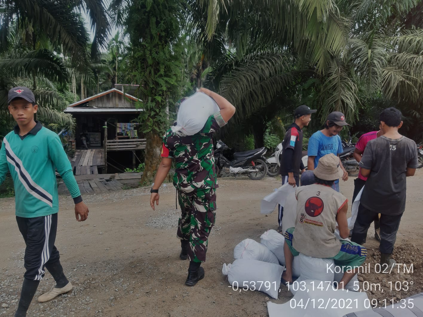 Bahu Membahu, Babinsa 02/Tanah Merah Goro Bersama Warga