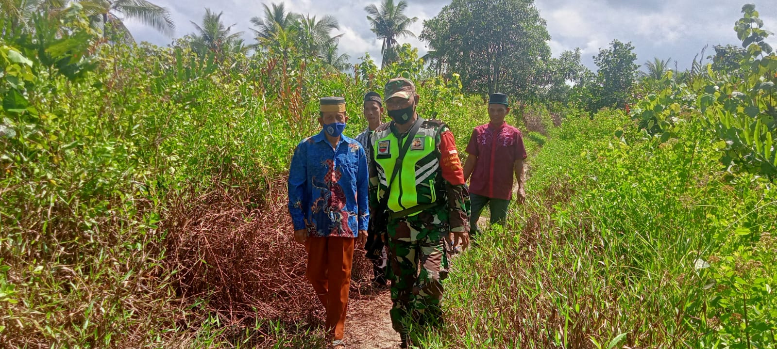 Waspadai Kebakaran Hutan dan Lahan, Babinsa 04/Kuindra Rutin Lakukan Patroli