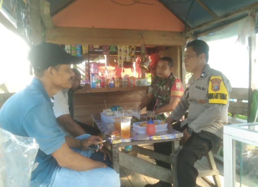 Bhabinkamtibmas Desa Simpang gaung Aipda Safrizal Zufri melaksanakan giat sambang warga dan menyampaikan pesan kamtibmas