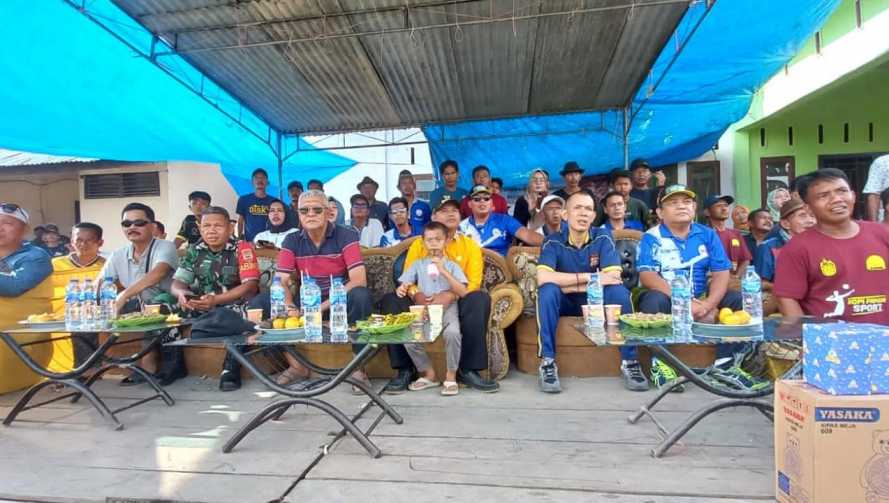 Wakili Danramil, Babinsa 03/Tempuling Hadiri Pertandingan Final Volly Ball Desa Rumbai Jaya