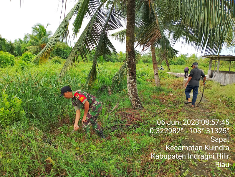 Pupuk Rasa Kebersamaan, Babinsa Koramil 04/Kdr Ajak Masyarakat Goro di Pemakaman Umum