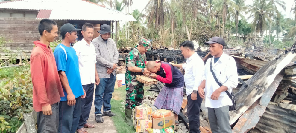 Saling Bahu Membahu, Danramil 10/Plg Berikan Bantuan Kepada Korban Yang Terkena Kebakaran
