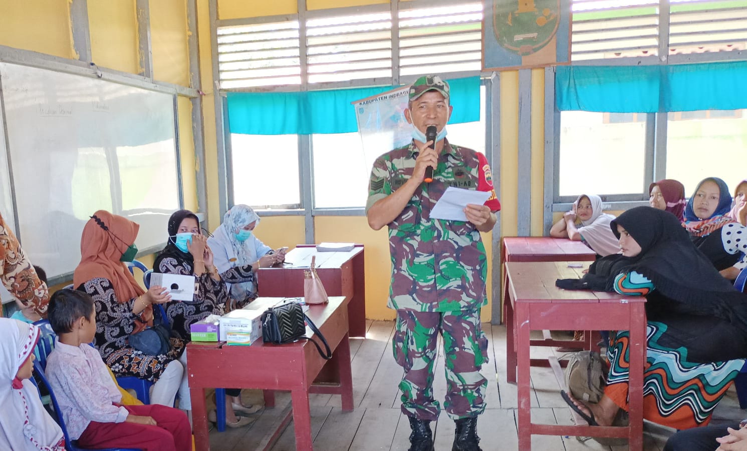 Koramil 07/Reteh Dampingi Vaksinasi untuk Anak-anak Usia 6-11 Tahun di SD 016 Pulau Kijang