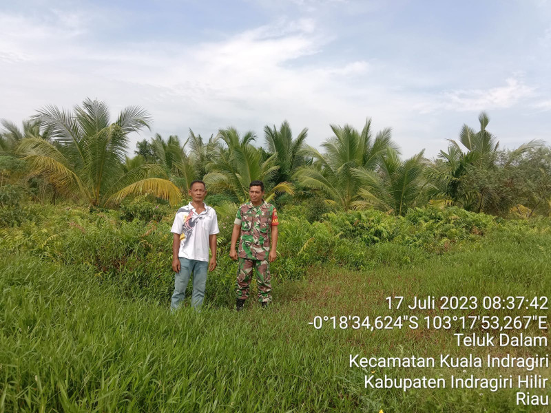 Babinsa Koramil 04/Kuindra Sampaikan Kepada Warga Untuk Tetap Jaga Karhutla