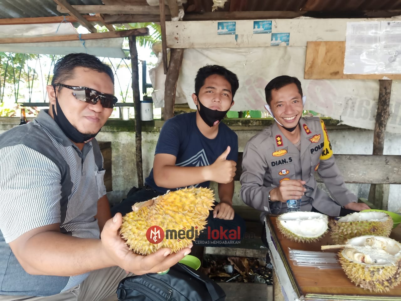 Usai Salurkan Bantuan, Kapolres Inhil Ajak Anggota dan Wartawan Makan Durian Bersama