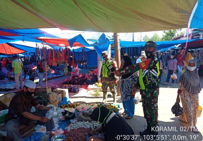 Koramil 02/Tanah Merah Lakukan Penegakan Prokes di Pasar Pengalihan