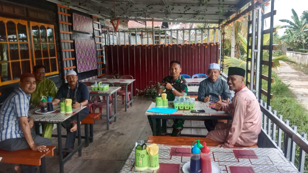 Di Hari Raya Idul Adha, Babinsa Koramil 05/GAS Himbau Untuk Selalu Menjaga Tali Silaturahmi dan Kepedulian Antar Sesama