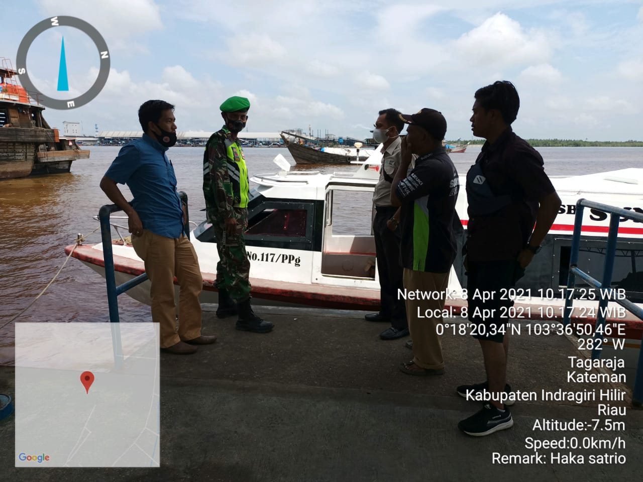Babinsa Sertu Haka Satrio Pantau Aktifitas Warga di Pelabuhan Guntung