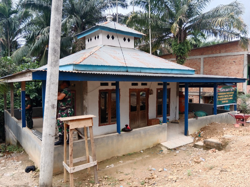 Tumbuhkan Kebersamaan, Babinsa Koramil 09/Kemuning Bangun Mushalla Baitul Jannah