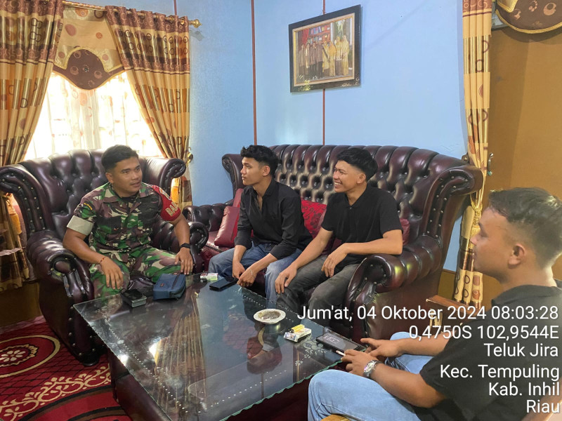 Babinsa Desa Teluk Jira Himbau Pemuda Jaga Kamtibmas Menjelang Pilkada 2024