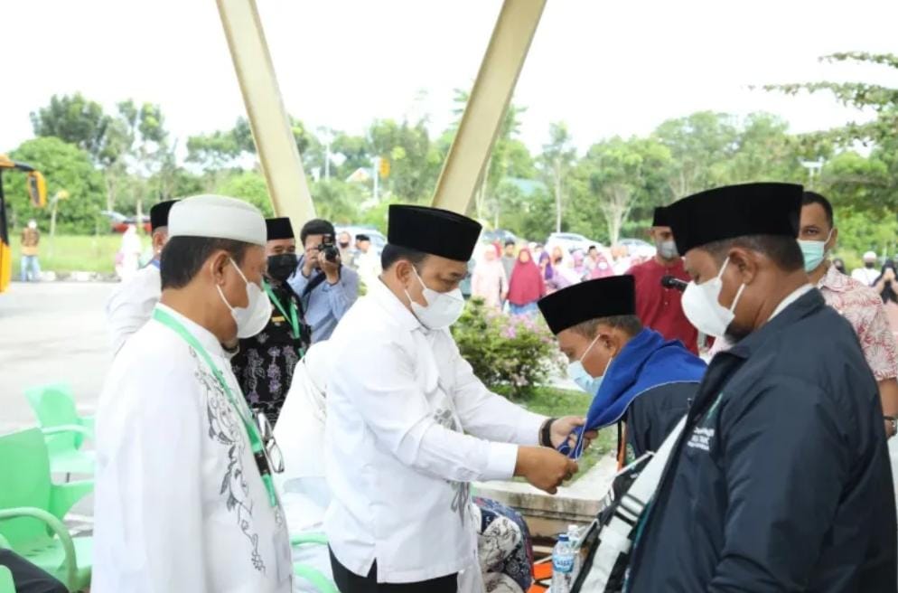 107 Jemaah Calon Haji Kabupaten Siak di Lepas Oleh Wabup Husni Merza 107 Jemaah Calon Haji Kabupaten Siak di Lepas Oleh Wabup Husni Merza