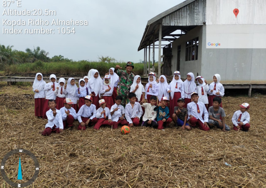 Babinsa Koramil 05/Gas Komsos Dengan Siswa SD, Beri Arahan Menjadi Anak Disiplin