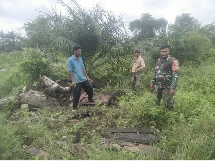 BABINSA KORAMIL 03/TEMPULING LAKSANAKAN PATROLI TAPAL BATAS DI KELURAHAN KEMPAS JAYA