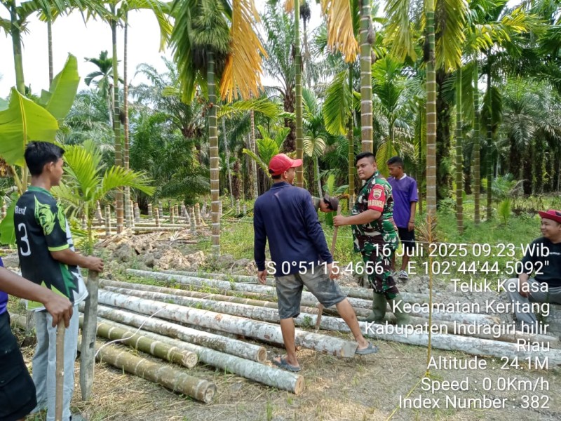 Babinsa Koramil 09/Kemuning Laksanakan Goro untuk Meningkatkan Rasa Kekeluargaan