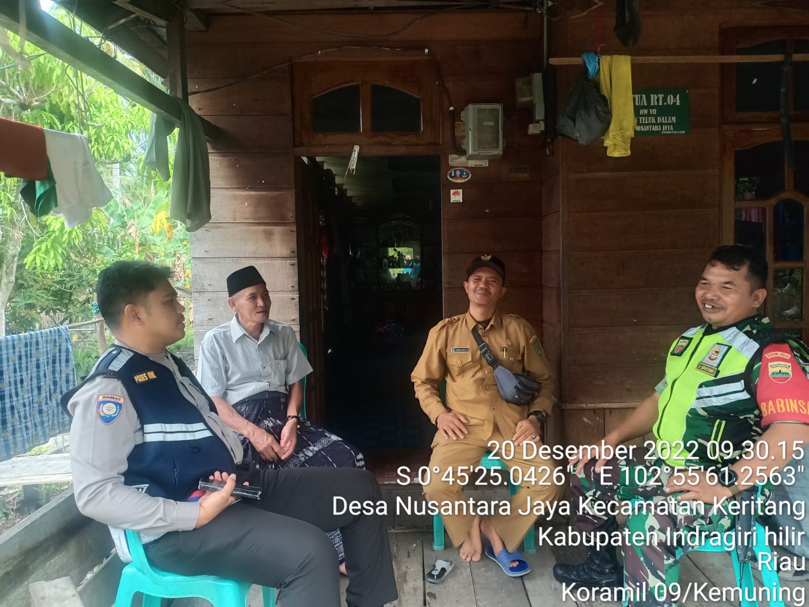 Jalin Kedekatan Bersama Serka N. Sipayung dan Warga Desa