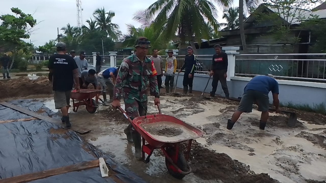 Serma Suhaidi Babinsa Koramil 04/Kdr Memimpin Gotong Royong Semenisasi Halaman Mesjid At Taubah Sapat