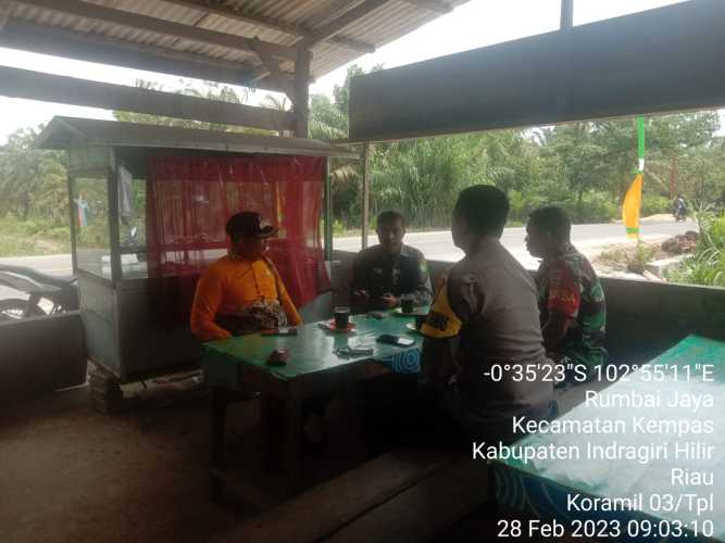 Bersama Bhabinkamtibmas, Babinsa 03/Tpl Sambangi Aparat Desa