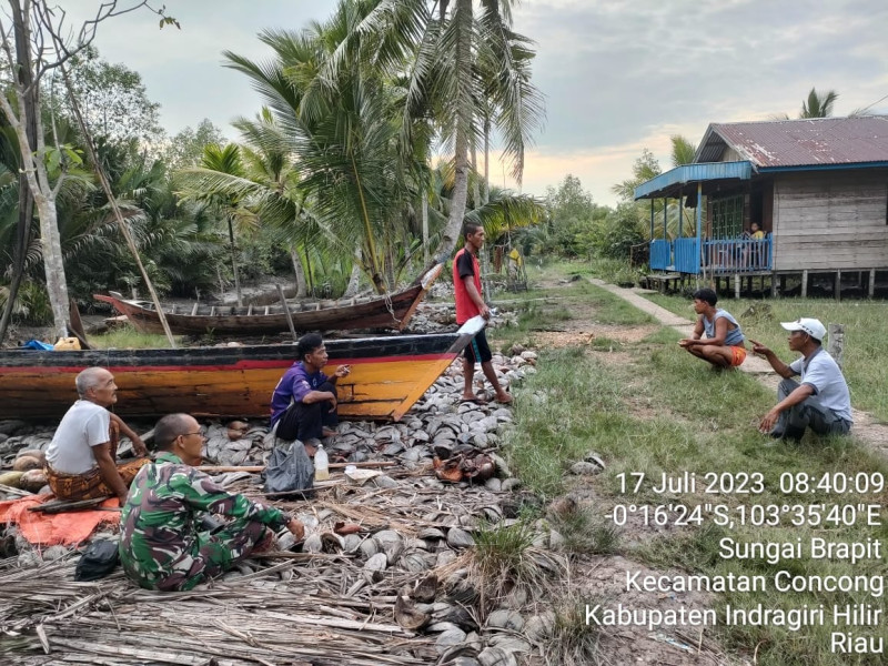 Babinsa Koramil 04/Kuindra Himbau Warga Agar Tetap Waspada Apabila Menggunakan Pompong