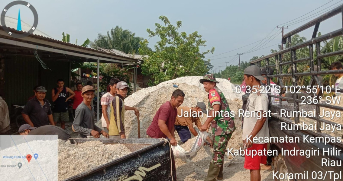Bergerak Bersama Rakyat, Babinsa 03/Tpl Gotong Royong Timbun Jalan Berlubang