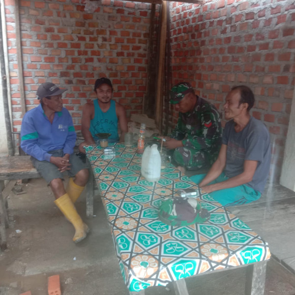 Bentuk Silaturahmi Bersama Babinsa Koramil 09/Kmg dan Warga Melalui Komsos