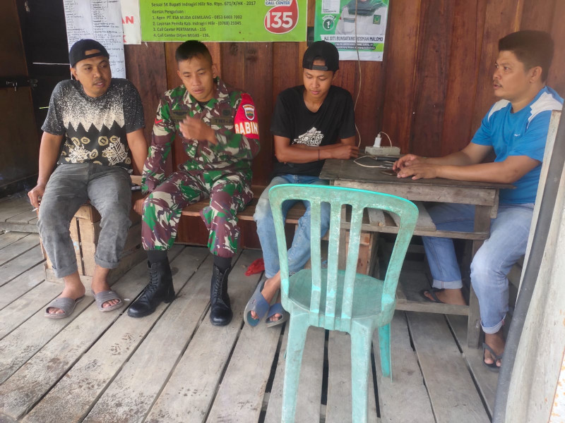 Giat Komsos, Babinsa Kopda Irawan Jalin Hubungan Baik Dengan Warga